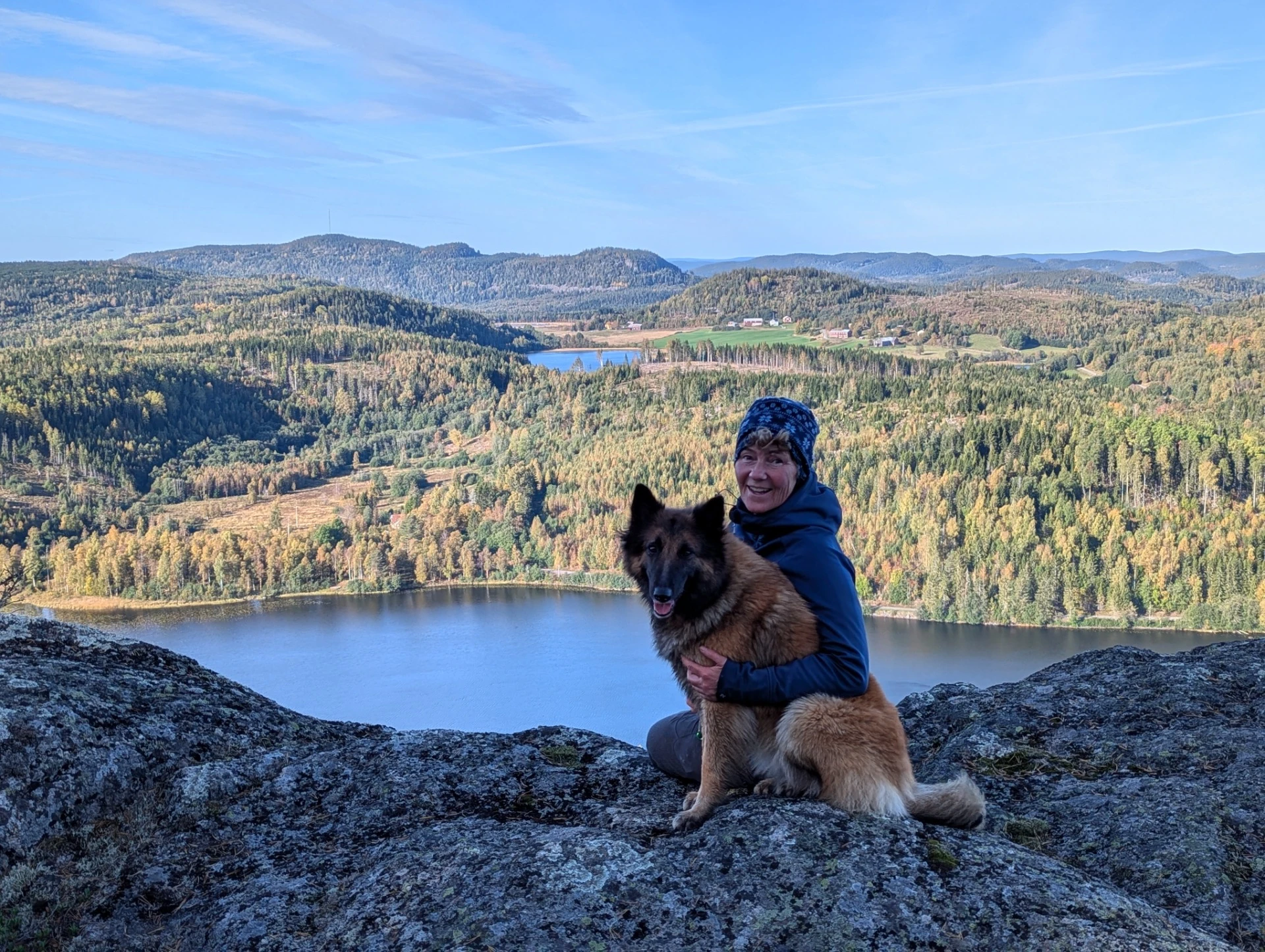 Kajakpaddlare på lugnt vatten med berg i bakgrunden
